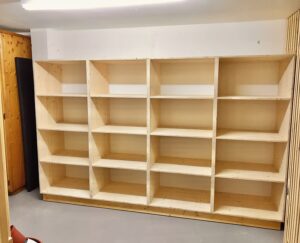 étagère de rangement dans une cave