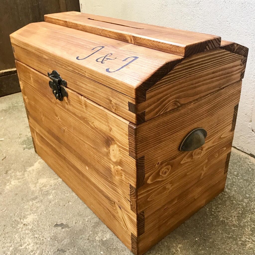 coffre ancien avec pyrogravure