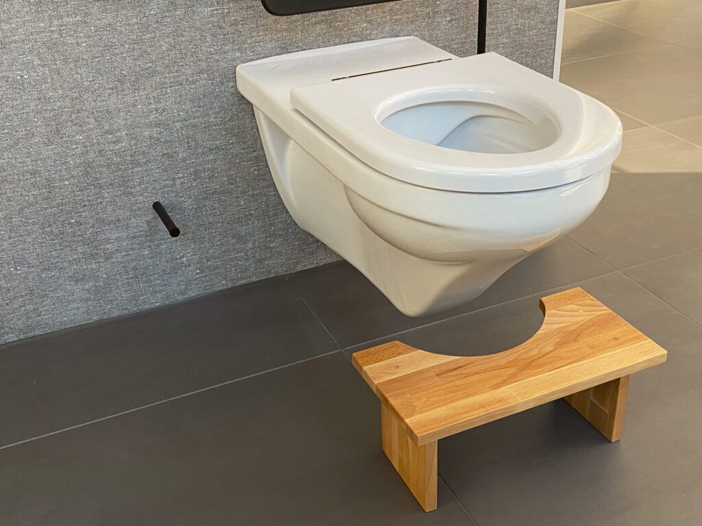 Tabouret de toilette de la marque Physiopoop devant des WC